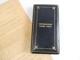 un vieux livre posé sur une table à côté d'une feuille de papier