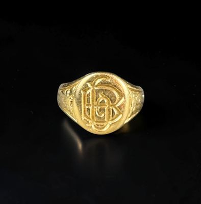 une bague en or ornée d'un motif celtique
