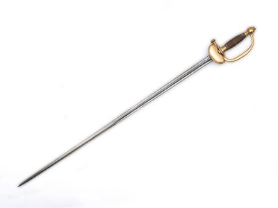 un gros plan d'une épée à la poignée dorée sur fond blanc