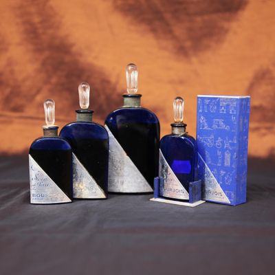 plusieurs bouteilles en verre bleu ornées de motifs argentés et noirs