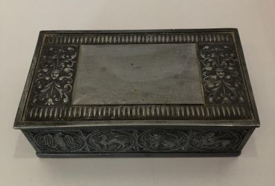 boite en métal travaillé, intérieur bois.