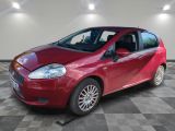 la voiture rouge est garée dans le garage sur un sol en damier