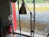 trois lampes posées par terre devant une fenêtre