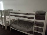 deux lits superposés dans cette petite chambre dotée d'une fenêtre