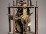 une horloge posée sur une étagère