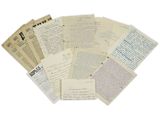 quelques vieux papiers sont empilés les uns sur les autres sur une surface blanche