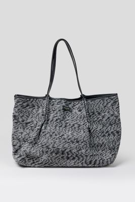 une photo en noir et blanc d'un sac à main sur fond blanc