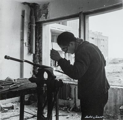 André GAMET (1919-2017) Nord. Plombier travaillant à la cons…