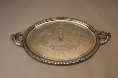 un plateau ovale en argent orné d'un motif décoratif