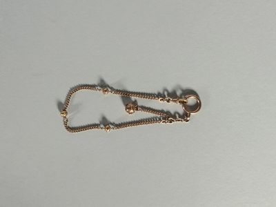 une chaîne en or attachée à une montre