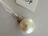 un collier de perles blanches auquel est attachée une étiquette