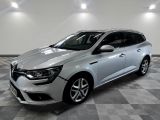 la voiture argentée est garée dans le garage sur un sol en damier
