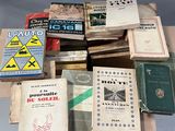un grand nombre de livres posés sur une table