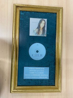 une photo encadrée représentant une femme avec un CD accrochée au mur
