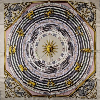 une photo d'un foulard carré sur lequel figure une horloge