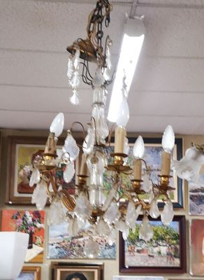 un lustre suspendu au plafond d'une pièce