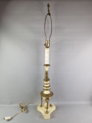l'image d'une lampe posée sur une table