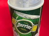 un gros plan d'un récipient en plastique muni d'un couvercle, posé sur une surface rouge