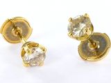 une paire de boucles d'oreilles à clous en diamant sur fond blanc