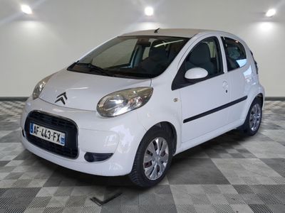 la photo d'une petite voiture blanche garée dans un garage