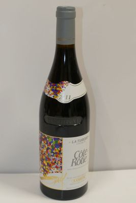 une bouteille de vin posée sur une table