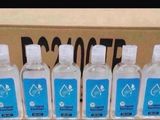 six bouteilles d'eau posées devant un carton