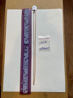 une photo d'une feuille de papier à laquelle est attachée une chaîne