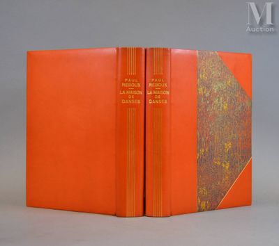 un livre orange avec une couverture dorée et une couverture rouge