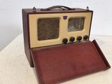 une vieille radio posée sur une table