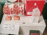 une table sur laquelle se trouvent des boîtes et une horloge