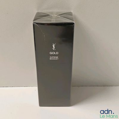 un gros plan d'une boîte noire posée sur une surface blanche