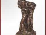 une statue en bronze représentant trois personnes tenant un panier