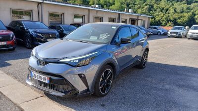 La Toyota C-HR est garée devant un immeuble