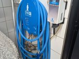un tuyau bleu fixé au mur d'une salle de bains
