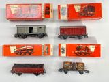 six types différents de petits trains sur un fond blanc