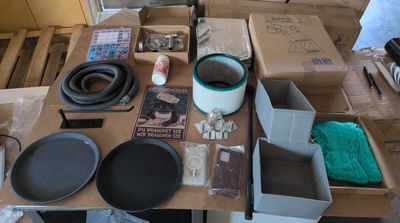 une table sur laquelle se trouvent de nombreux objets