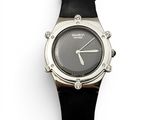 une image d'un gros plan d'une montre-bracelet sur une surface blanche