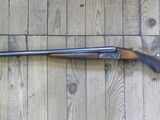 un fusil posé sur un plancher en bois