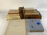 plusieurs livres sont empilés sur une table