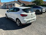 une voiture blanche garée devant une maison