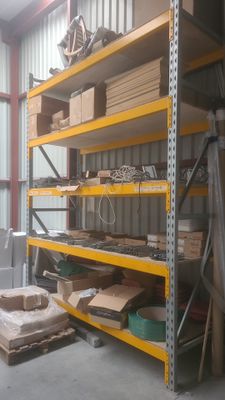 de nombreuses étagères dans l'entrepôt, sur lesquelles sont empilées des caisses et encore des caisses