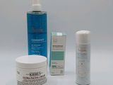 trois types différents de produits de soin pour la peau posés sur une surface blanche