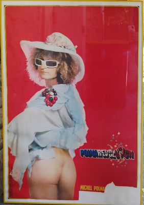 une photo d'une femme portant un chapeau et des lunettes de soleil