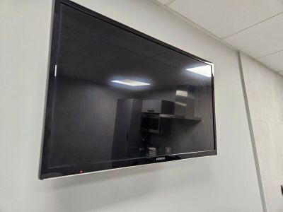 un téléviseur à écran plat fixé au mur d'une pièce