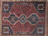 un tapis rouge et bleu orné d'un motif en forme de diamant
