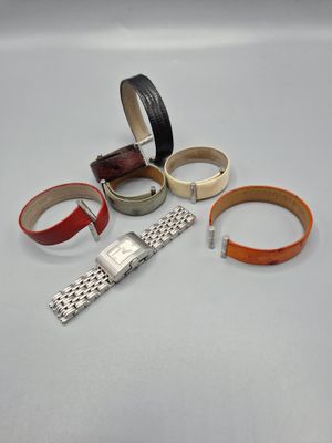 beaucoup de bracelets et une montre sur la table