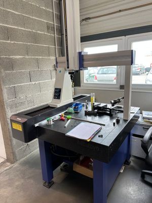 une machine posée sur une table dans une pièce