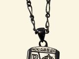 un gros plan d'un collier composé d'une chaîne sur laquelle est accroché un badge