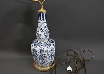 Lampe en faïence de Delft à décor floral. blanc bleu. Hauteur du vase: