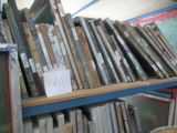de nombreux livres sur une étagère dans une pièce